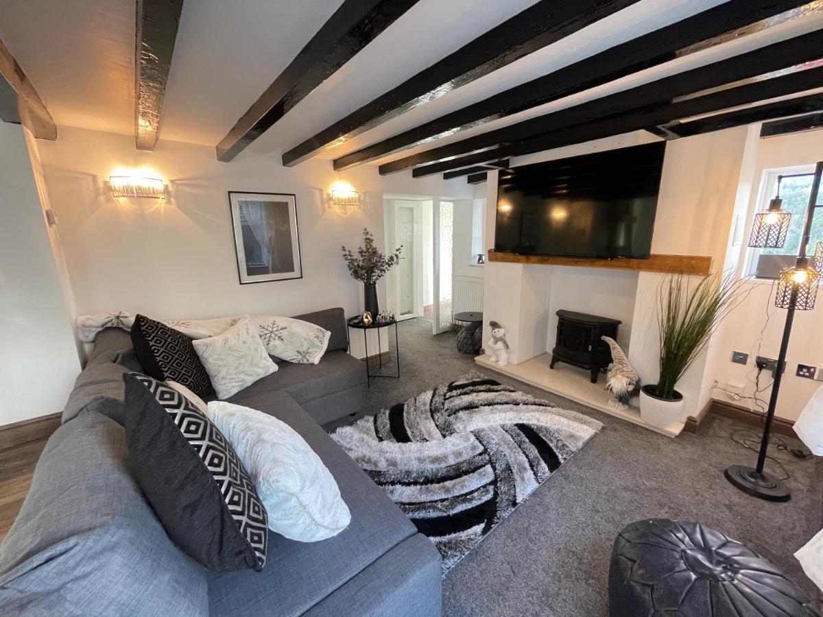 Tollgate House - Luxury Cozy Cottage - Huge Hot Tub - Alton Towers チードル エクステリア 写真