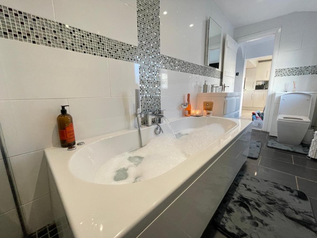 Tollgate House - Luxury Cozy Cottage - Huge Hot Tub - Alton Towers チードル エクステリア 写真