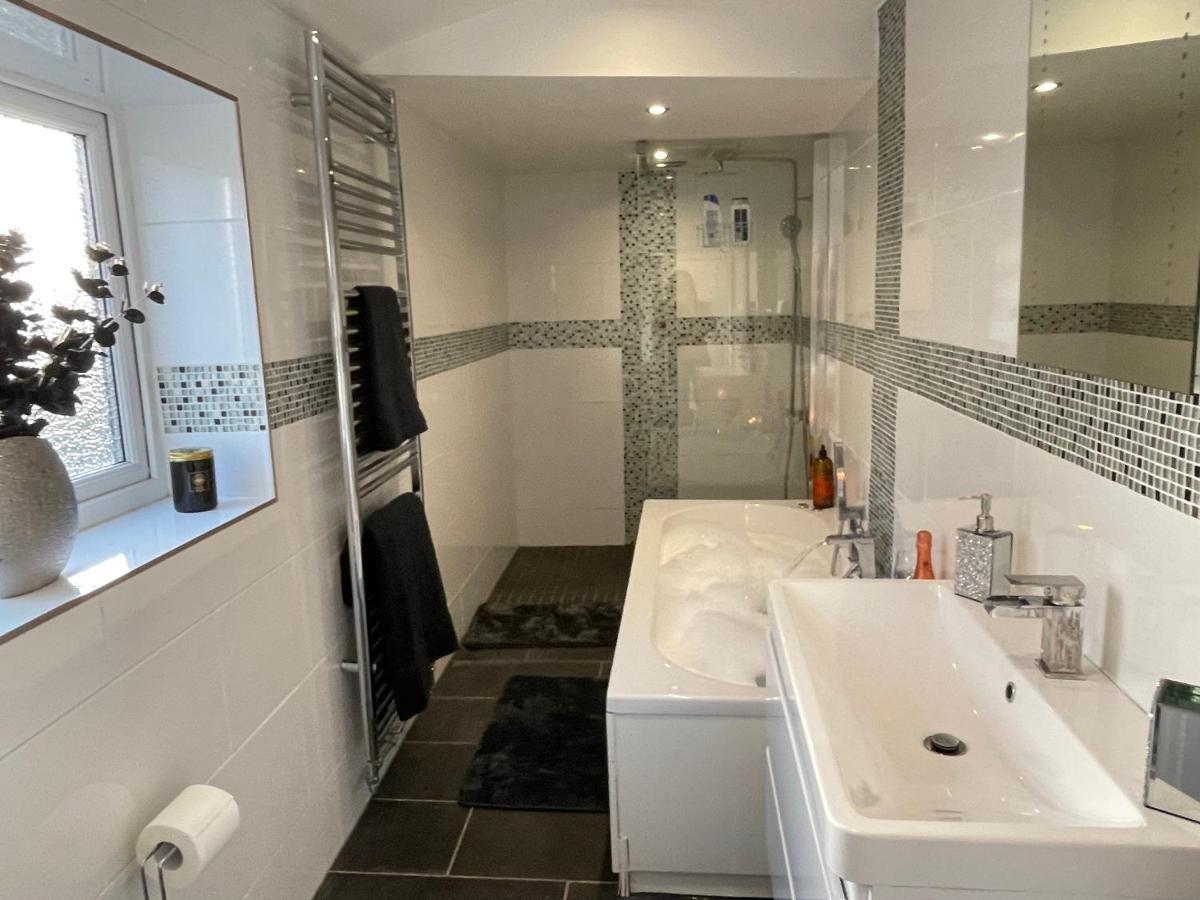 Tollgate House - Luxury Cozy Cottage - Huge Hot Tub - Alton Towers チードル エクステリア 写真