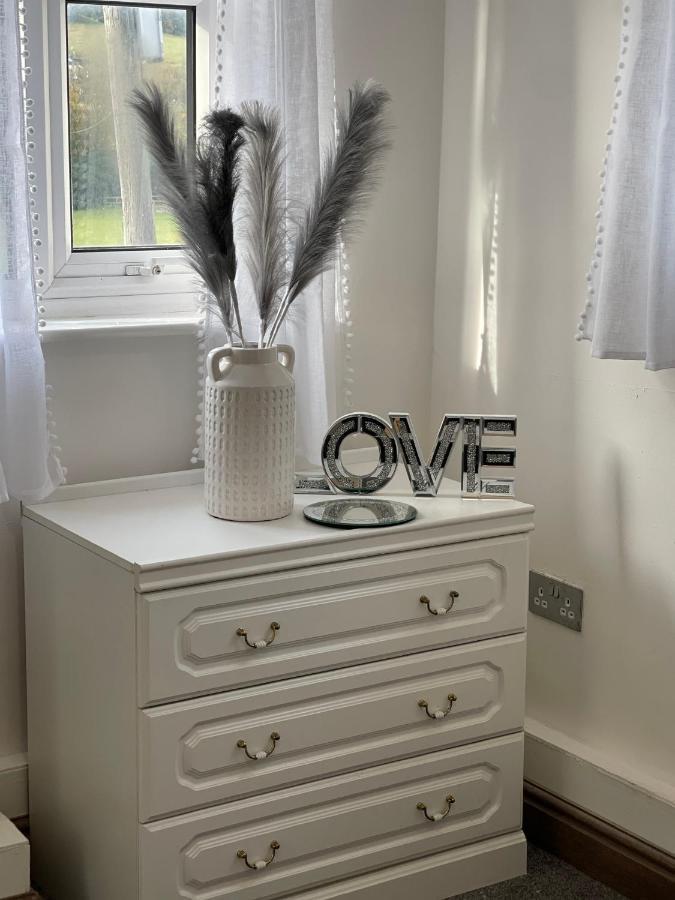 Tollgate House - Luxury Cozy Cottage - Huge Hot Tub - Alton Towers チードル エクステリア 写真