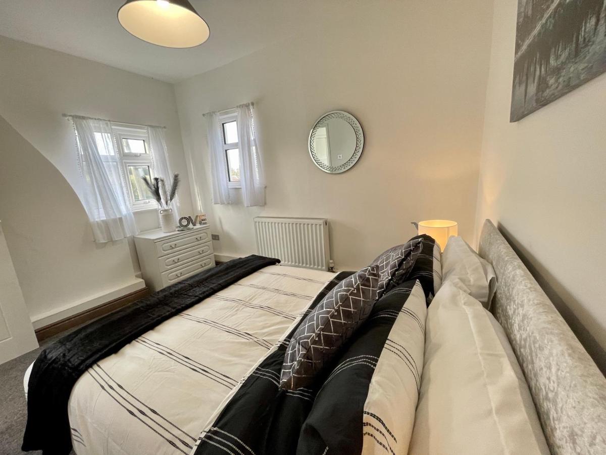 Tollgate House - Luxury Cozy Cottage - Huge Hot Tub - Alton Towers チードル エクステリア 写真